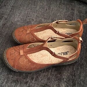 JBU Women's Brown Floral Cutout Loafers